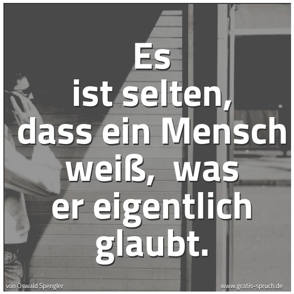 Quadratisches Spruchbild: Es ist selten, dass ein Mensch weiß,  was er eigentlich glaubt.